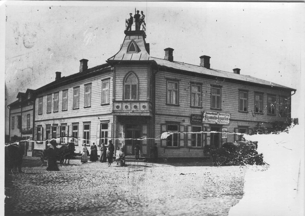 Foto Maja Kreutzwaldi ja Vabaduse tn nurgal nn.Toonekure maja  1907.a. paiku