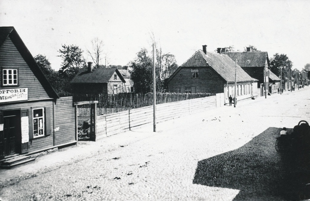 Foto. Võru Kreutzwaldi tänav, keskel Fr. R. Kreutzwaldi elumaja. (Vabaduse ja Kreutzwaldi tänava nurk). XX sajandi esimesel veerandil