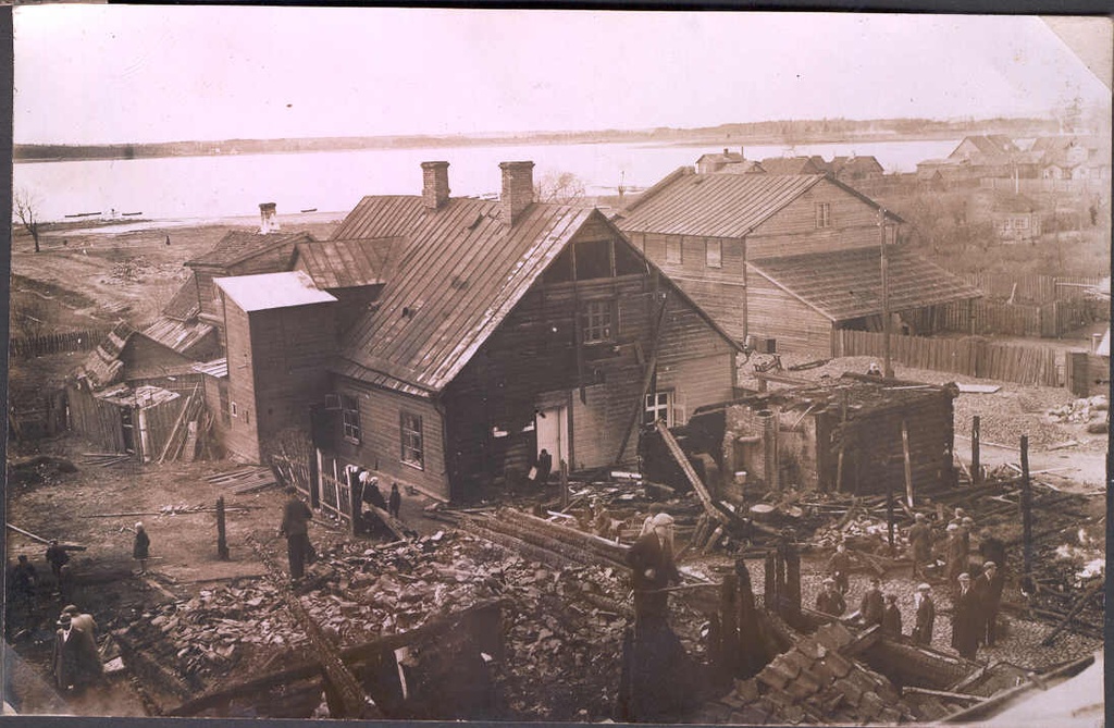 Foto Kuritahtlikust süütamisest H.Seeme hävinenud maja varemed Võrus vabaduse tänaval 1930-tel aastatel.