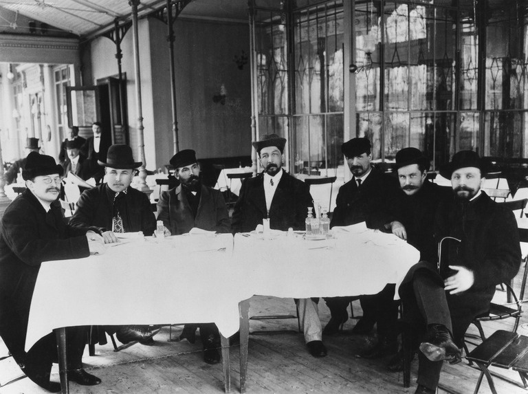 Venäjän valtakunnan duuman jäseniä nauttimassa lounasta ensimmäisten yksikamaristen valtiopäivien avajaisien jälkeen 25.5.1907 Esplanadin kappelissa