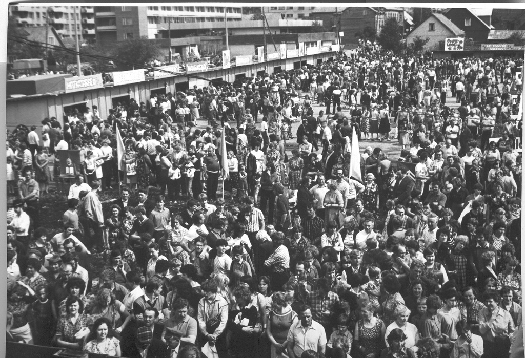 Foto. Mailaat 1984.a. kovhik-söökla "Rannatare" esisel väljakul