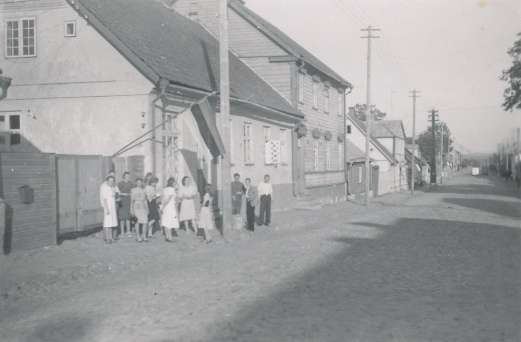 Foto. 1941.a.juulis nõukogude võimu lahkumise järel ja enne sakslaste sissetulekut heisatud Eesti Vabariigi lipp Jüri tänaval.