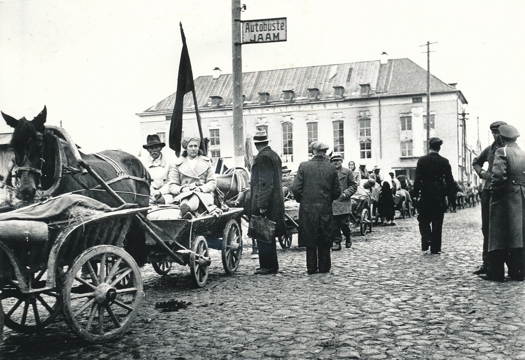 Foto.  Leevi valla talupoegade punavoor Võrus Lenini tänaval 1945.a.