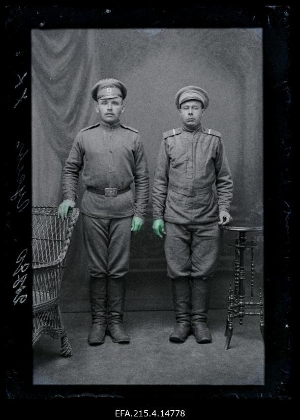 Kaks sõjväelast, (foto tellija Guseff [Gusev, Gussev]).