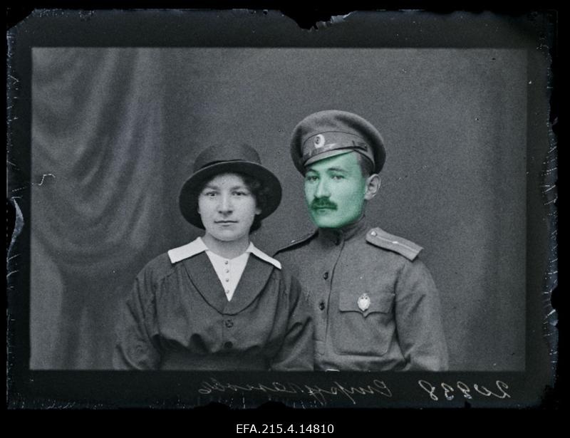 Sõjaväelane Struganoff (Struganov) naisega.