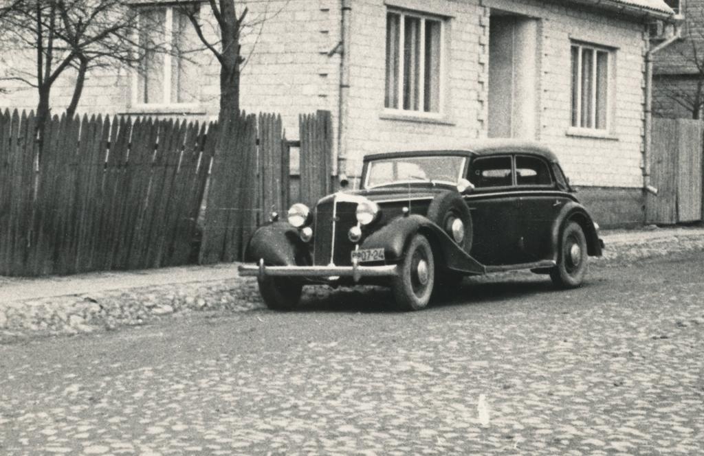 Foto.  Arvatav endine saksa sõjaväe armee "Nord" tagalaülema  auto 1955.a. Võrus Liiva tänaval Lepa maja juures.