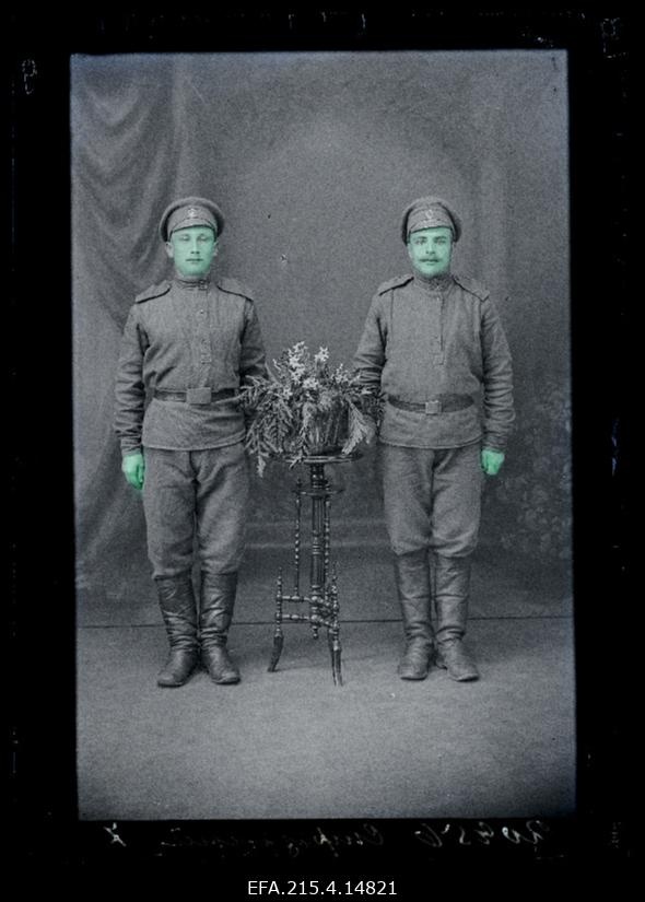 Kaks sõjaväelast, (foto tellija Strazdnõi [Strastnõi]).