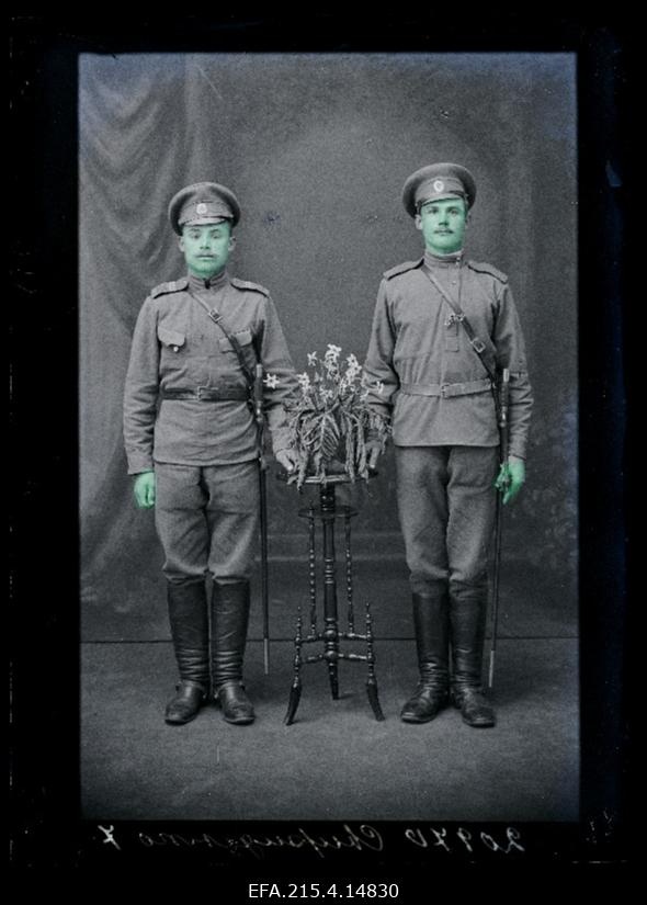 Kaks sõjaväelast, (foto tellija Swiridenko [Sviridenko]).