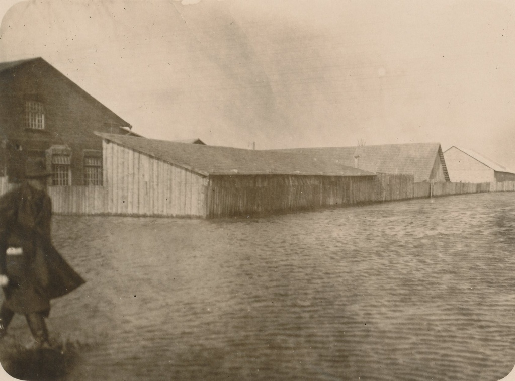 Foto. Suurvesi Võrus Kreutzwaldi tänaval piiritusetehase kohal 1926.a.