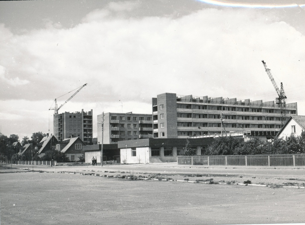 Foto. Vaade ehitamisel olevatele majadele Kreutzwaldi tänaval juulis 1976.a.