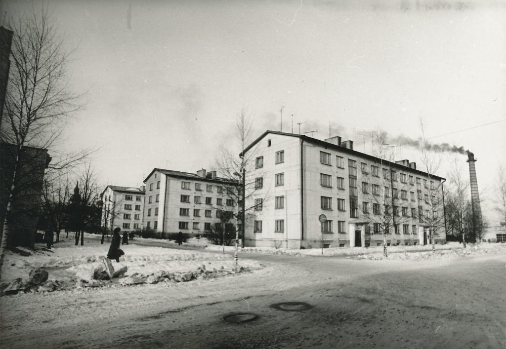 Foto. Võru. Kolm neljakordset plokkelamut Lembitu tänaval 1977.a.
