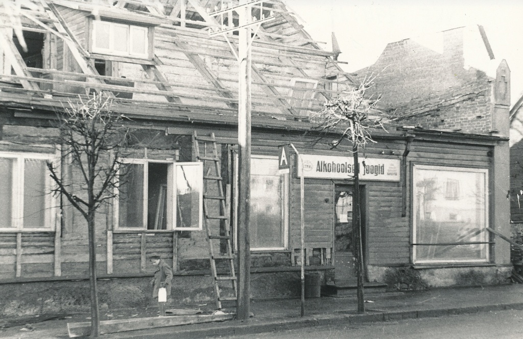 Foto.Lammutatavad hooned Kreutzwaldi tänaval 26( endine Steimanni pudukaupade  kauplus)28.oktoobril 1973.a.