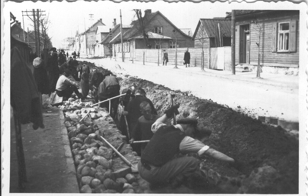 Foto. Kraavi kaevamine sidekaabli paigaldamiseks Võrus Lenini tänaval 1957.a.