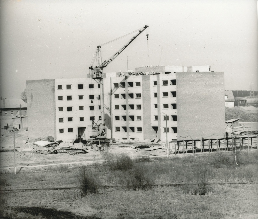 Foto. Võru vaade. Tähtelamu ehitamine Pioneeride tänaval 1970-te II pool.