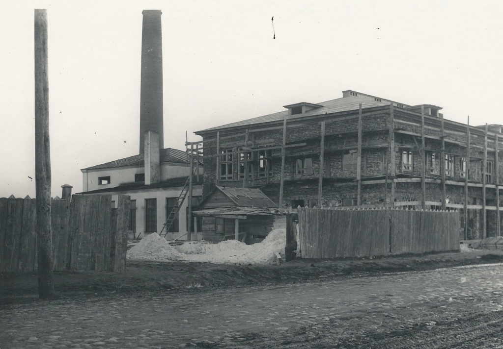 Foto. Võru. Endine  ketrusvabrik Kreutzwaldi tänaval 1940-50.aastatel.