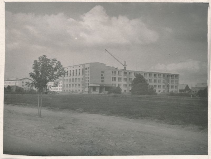 Foto. Haapsalu I Keskkooli ehitamine Männi tänaval. Vaade Lihula maanteelt. 1963. Fotogr. R. Kalk.