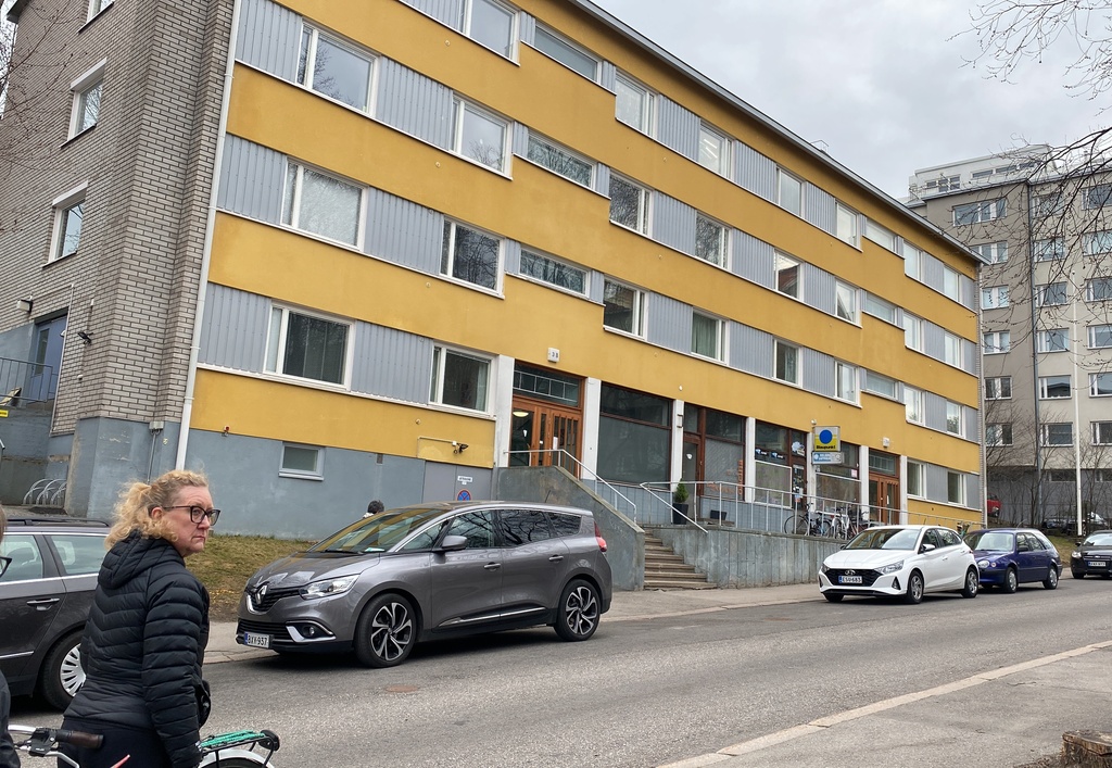 Purkutyömaa osoitteessa Violankatu 3. Työmaalla Teräsmies -merkkinen kaivinkone rephoto
