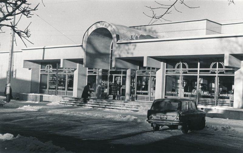Foto. Uus kauplus Haapsalus Jaama tänaval (avatud 1982), milles 2 osakonda: joogid ja kalaosakond. Välisvaade. 1982. a.
Foto: Harles Pilter.
