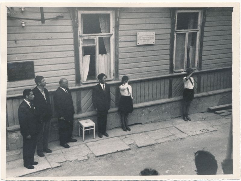 Foto. ELKNÜ Läänemaa Komitee hoone  tähistamine mälestustahvliga Komsomoli (end. Metsa) tänaval. 1964. Fotogr. R. Kalk.