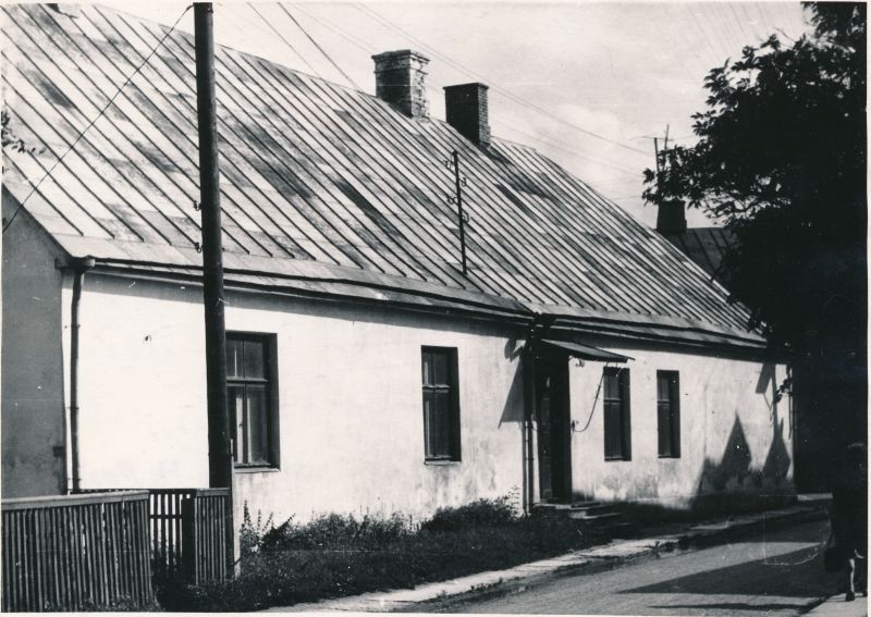 Foto. Haapsalu Elementaarkooli hoone Wiedemanni tänaval. 1965. Foto H. Paalvelt.