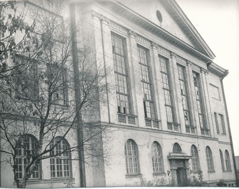Foto. Läänemaa Ühisgümnaasiumi hoone Wiedemanni tänaval. Fassaad.
Foto: E. Pallo, 1982.a.
