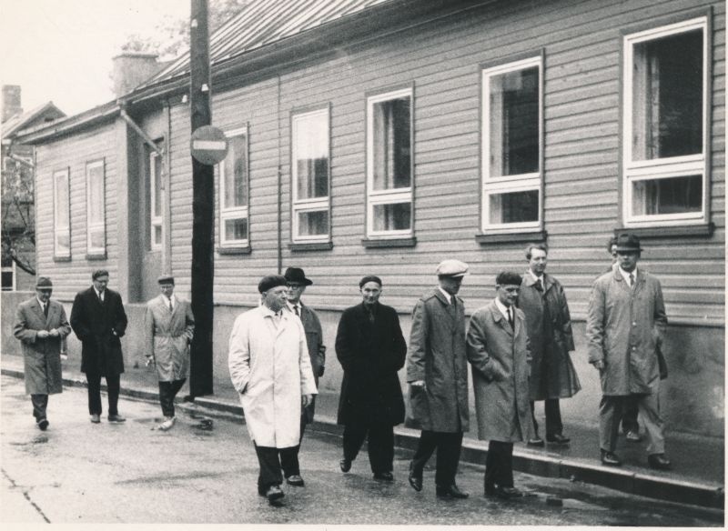 Foto. Endiste haridusosakonna töötajate kohtumine Haapsalus 08.10.1967.a. Inimesed Haridusosakonna maja juures Lauristini tänaval.
Foto: Ilmarine Möldri.