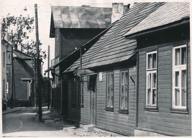 Foto. Keeleteadlase akadeemik Wiedemanni sünnimaja Wiedemanni tänaval. 1965. Foto H. Paalvelt.