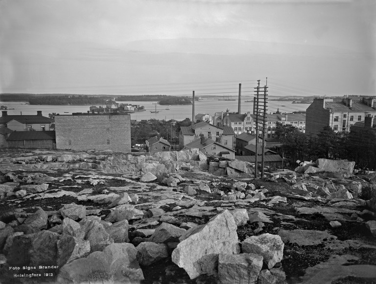 Näköala Pengerpuiston paikalta Sörnäisten rantaan