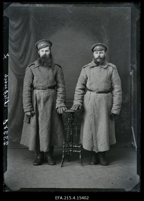 Kaks sõjaväelast, (foto tellija Awerin [Averin]).