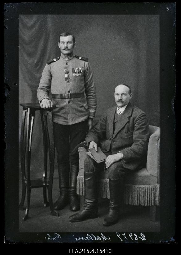 Kaks meest, (foto tellija Malleni).