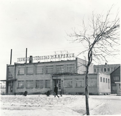 Foto. Teenindustöökojad "Haapsalu" Võidu tänaval. November 1973.a. Foto: T.Kohv.  duplicate photo