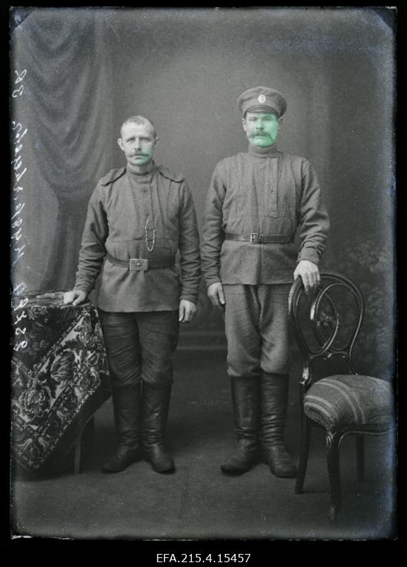 Kaks sõjaväelast, (foto tellija Kudrjawzeff [Kudrjavtsev]).