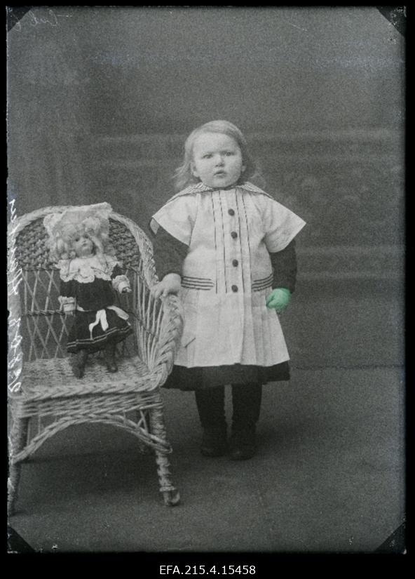 Hanseni tütar nukuga.