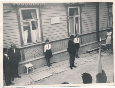 Foto. ELKNÜ Läänemaa Komitee hoone  tähistamine mälestustahvliga Komsomoli (end. Metsa) tänaval. 1964. Fotogr. R. Kalk.  similar photo