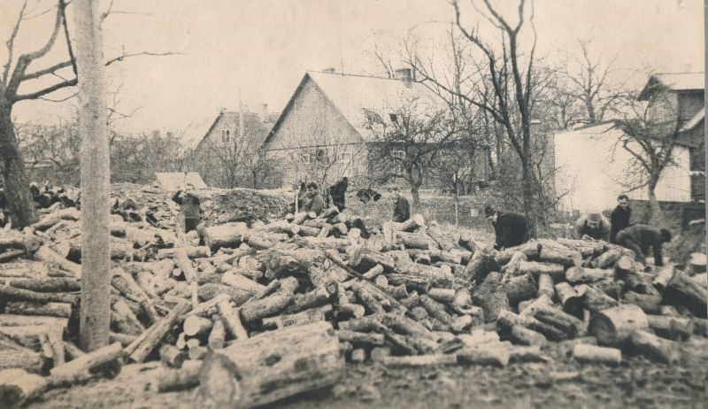 Foto. Haapsalu SAO töötajad leninlikul laupäevakul 20.04.1974, Haapsalus Rüütli tänaval. Albumis.