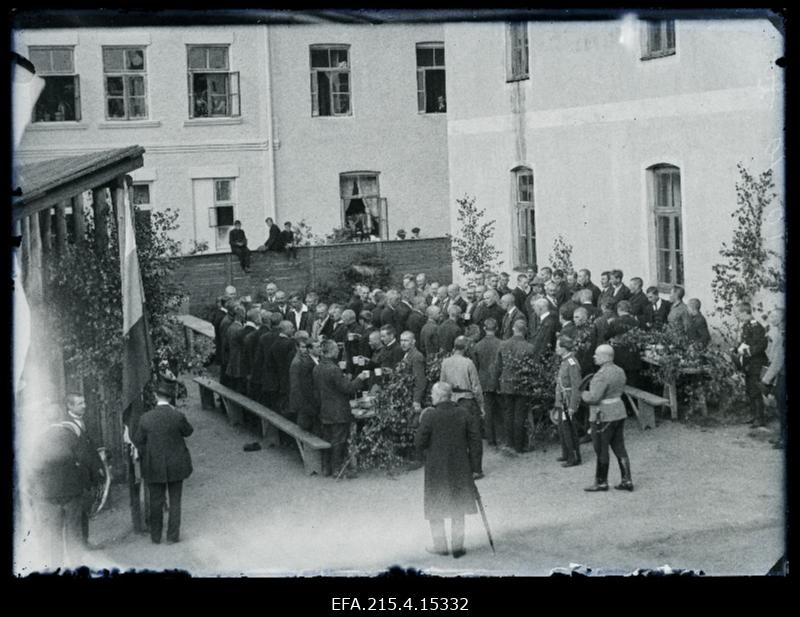 Vabatahtlikud Viljandi maakonna sõjaväeringkonna noorsõdurite kasarmu juures Esimese maailmasõja alguses.