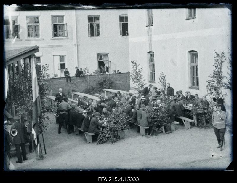 Vabatahtlikud Viljandi maakonna sõjaväeringkonna noorsõdurite kasarmu juures Esimese maailmasõja alguses.