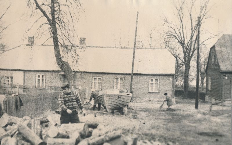 Foto. Haapsalu SAO töötajad leninlikul laupäevakul 20.04.1974, Haapsalus Rüütli tänaval. Albumis.
