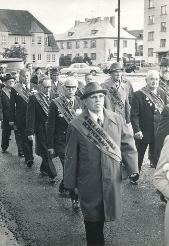 Foto. Osmussaare kaitsmise 40. aastapäeva tähistamine Haapsalus 2. -4. september 1981. a. Veteranide rongkäik Haapsalus Võidu tänaval.