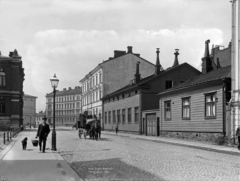 Ulriikaporinkatu (= Ullanlinnankatu) 3, 5. Taustalla Ratakatu 1c
