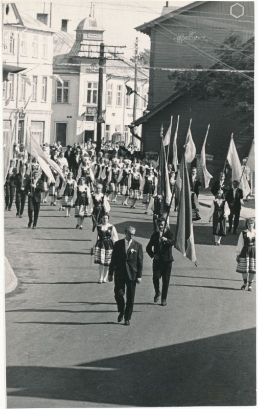 Foto. Haapsalu raj. laulupäeva rongkäik Võidu tänaval. Juuni 1966.