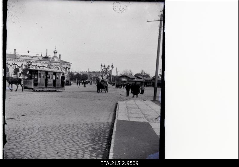 Hoburaudtee (konka) vagun Vene turul, tagaplaanil Aleksandri gümnaasium.