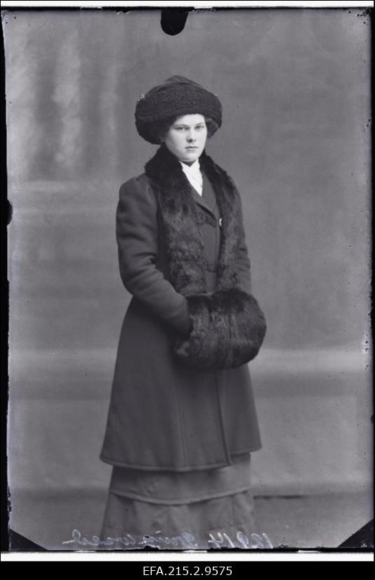 Grünwald (Grünvald) talvemantlis ja muhviga.