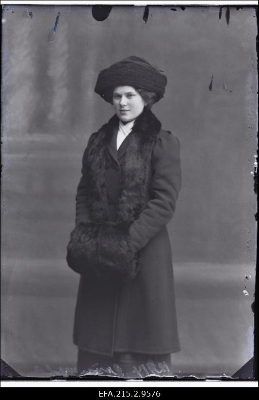 Grünwald (Grünvald) talvemantlis ja muhviga.