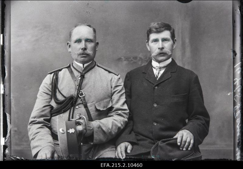 Kaks meest, (foto tellija Teemusk).