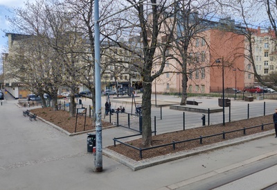 Eerikinkatu 43 - Köydenpunojankatu 13 - 15. Kuvassa on lasten leikkipuisto. rephoto