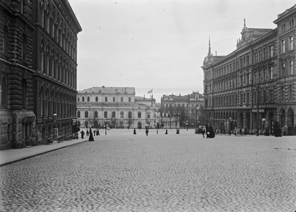 Skillnadsgatan mot Svenska teatern. (1890-1910)