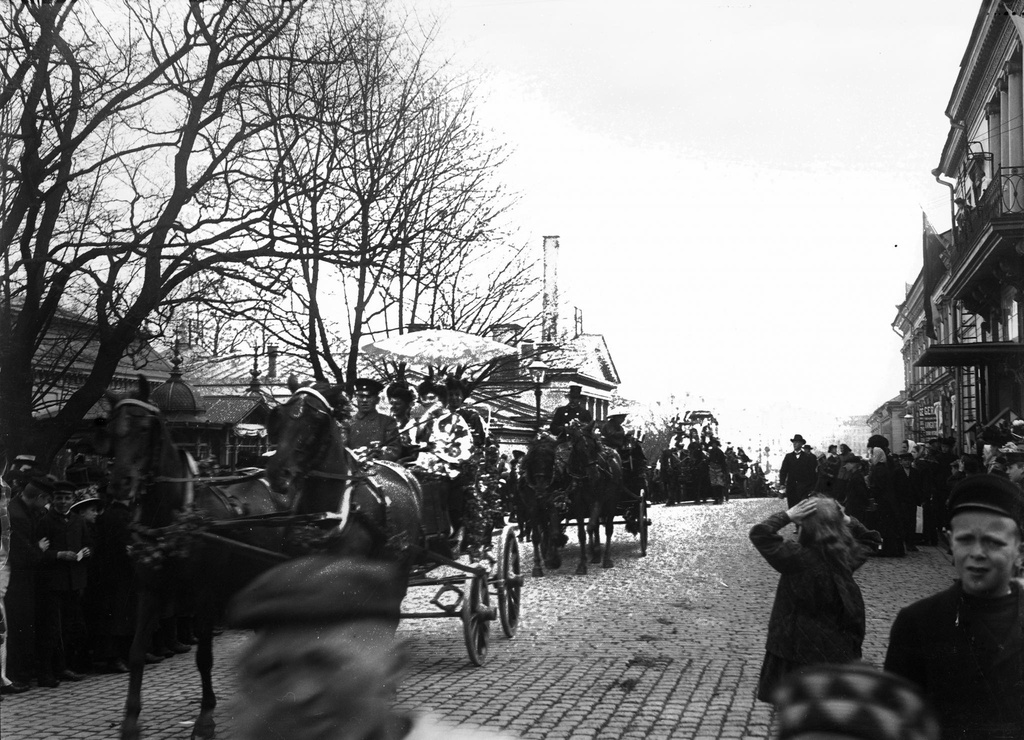 Blomsterprydda hästvagnar. (1890-1910)