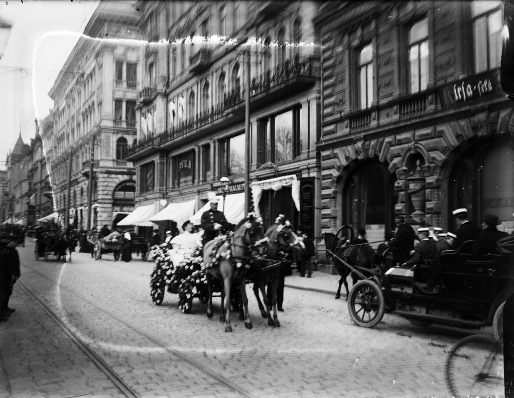 Blomsterprydd hästvagn. (1890-1910)