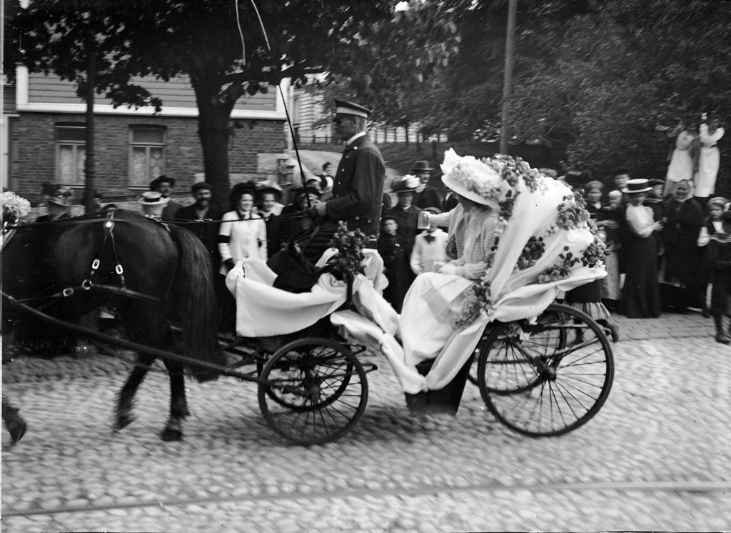 Blomsterprydd hästvagn. (1890-1910)